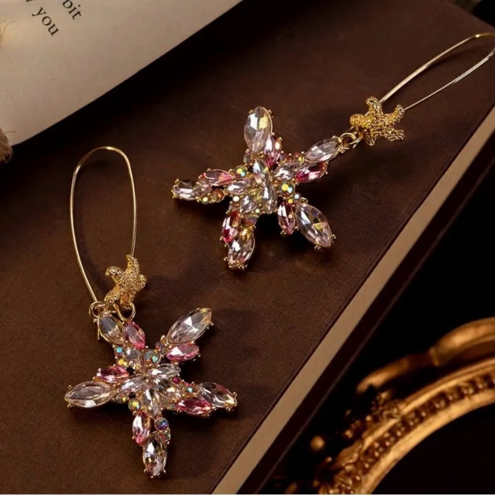 🩷 Betsey Johnson NEW Sparkling Pink crystal starfish dangle earrings 🩷